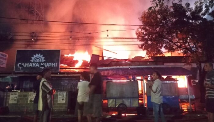Kebakaran Hebat Lahap Rumah Dinas di Kompleks RSAL Bitung, Warga Panik