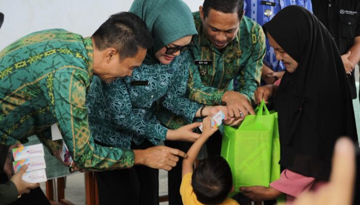 Wali Kota Kotamobagu Serahkan Bantuan bagi Keluarga Penerima Manfaat di Kelurahan Upai
