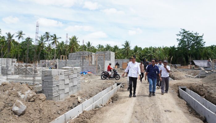 Tinjau Progres Pembangunan Rumah Bantuan di Motandoi, Bupati Iskandar Tekankan Kualitas
