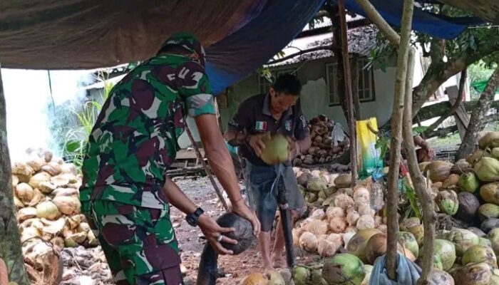 Babinsa I Gede Subaga Ringankan Pekerjaan Warga di Desa Baturapa Dua
