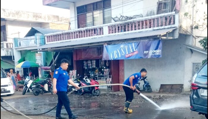 Setelah Diangkut, Area Sampah Pasar Kotamobagu Kini Dibersihkan dengan Penyiraman