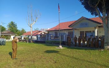 Apel perdana awal bulan April bersama Lurah dan Sangadi yang digelar Senin 06 April 2026 di lapangan olahraga depan Kantor Kecamatan Kotamobagu Utara. (Foto: dokumentasi Kecamatan Kotura)