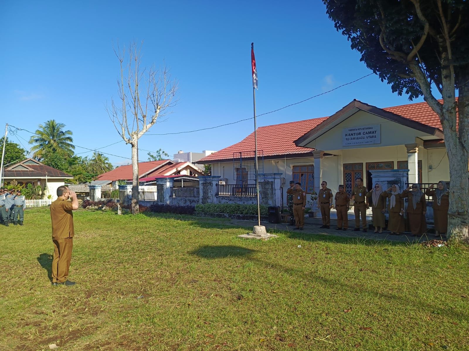 Apel perdana awal bulan April bersama Lurah dan Sangadi yang digelar Senin 06 April 2026 di lapangan olahraga depan Kantor Kecamatan Kotamobagu Utara. (Foto: dokumentasi Kecamatan Kotura)