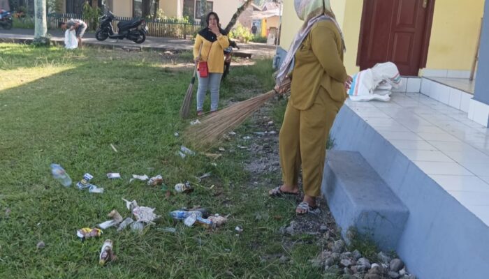 Jaga Kebersihan Lingkungan, Lurah dan Perangkat Kelurahan Motoboi Kecil Beri Contoh ke- Masyarakat